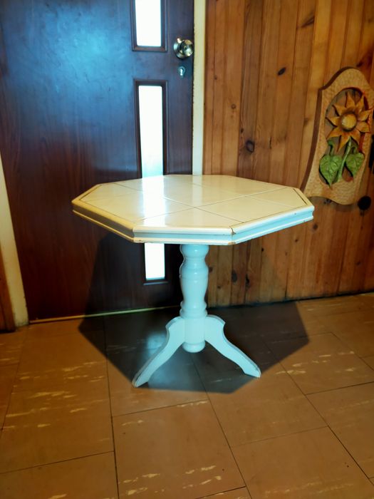 Stolik kawowy drewniany biały z blatem z płytek ceramicznych