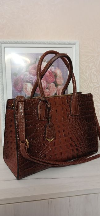 Сумка жіноча , коричневий колір .