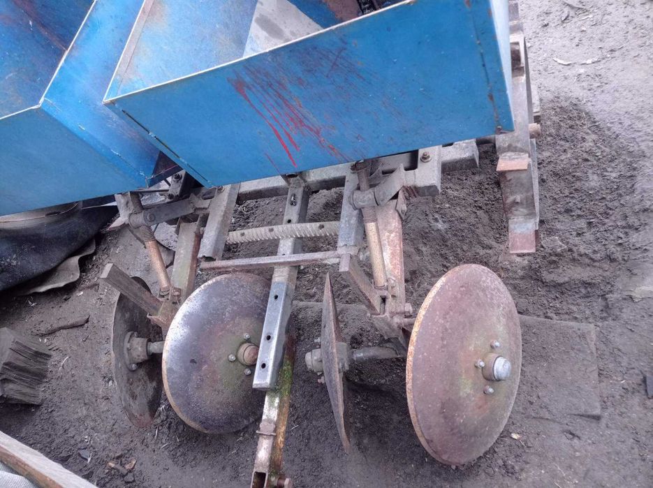 Продам картоплесаджалку .