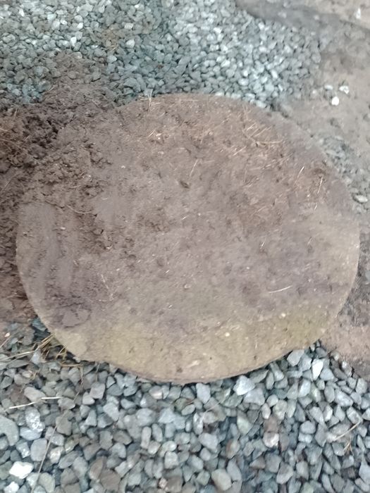 Kostka brukowa pokrywa szambo