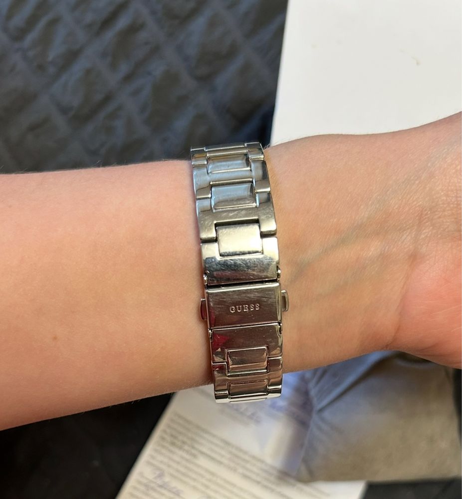 Женские наручные часы GUESS
