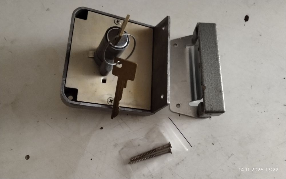 Накладные, врезные замки и фурнитура