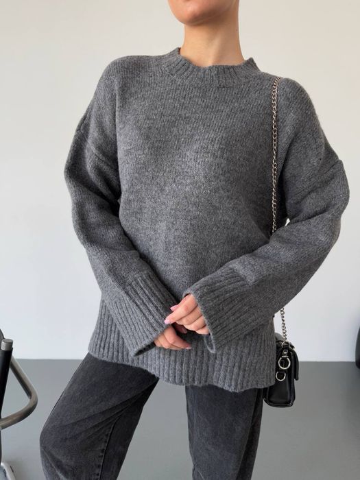 Жіночий стильний светр, є різні кольори