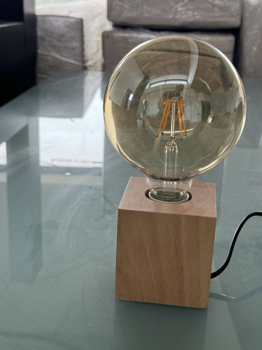 Candeeiro de mesinha de cabeceira em madeira pinho e led.