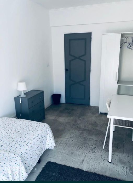 Quarto em Rinchoa, rio de Mouro - arrendamento / aluguer / aluguel