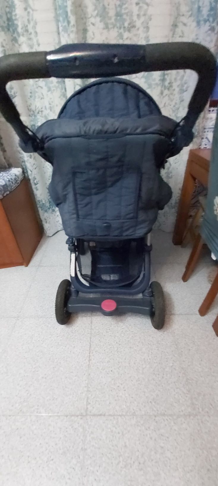 Carrinho de passeio para bebé.