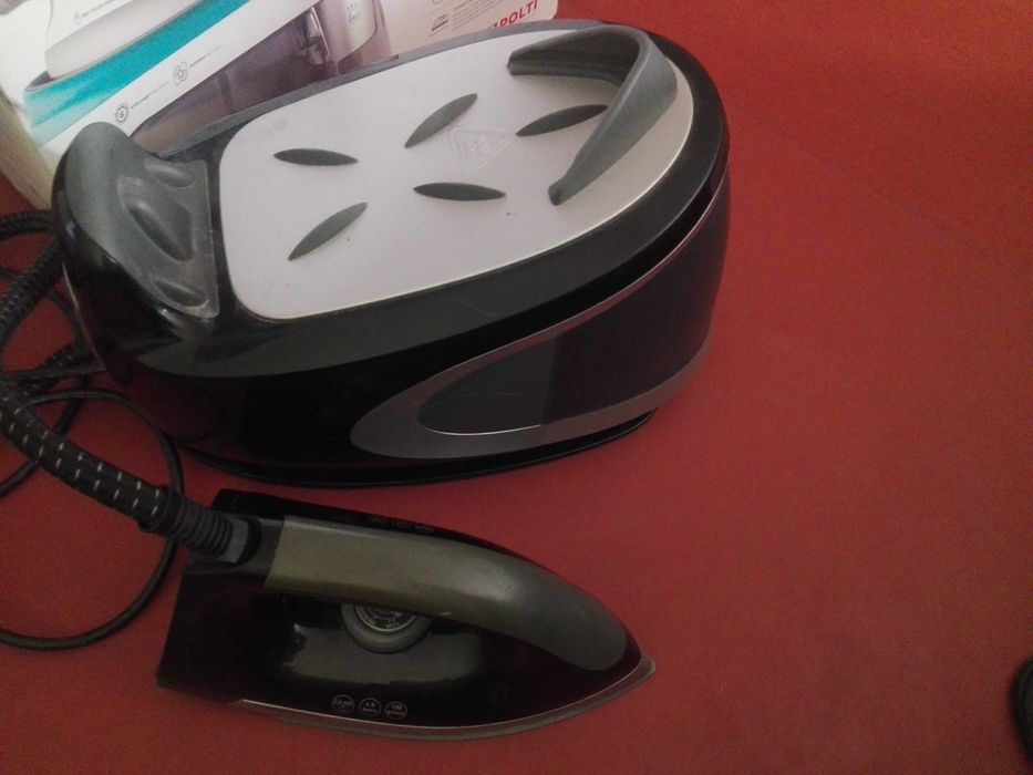 Праска з парогенератором. Утюг с парогеннратором.