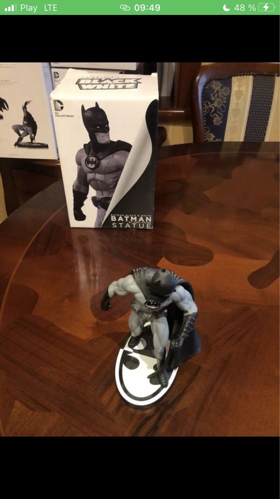 Batman Black and White Statue Gary Frank