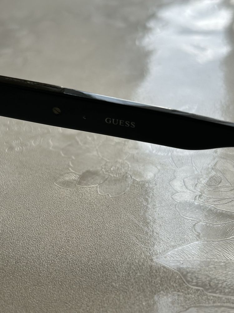 Вінтажні окуляри Guess.