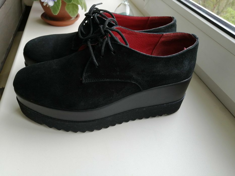 Сучасні замшеві туфлі на танкетці