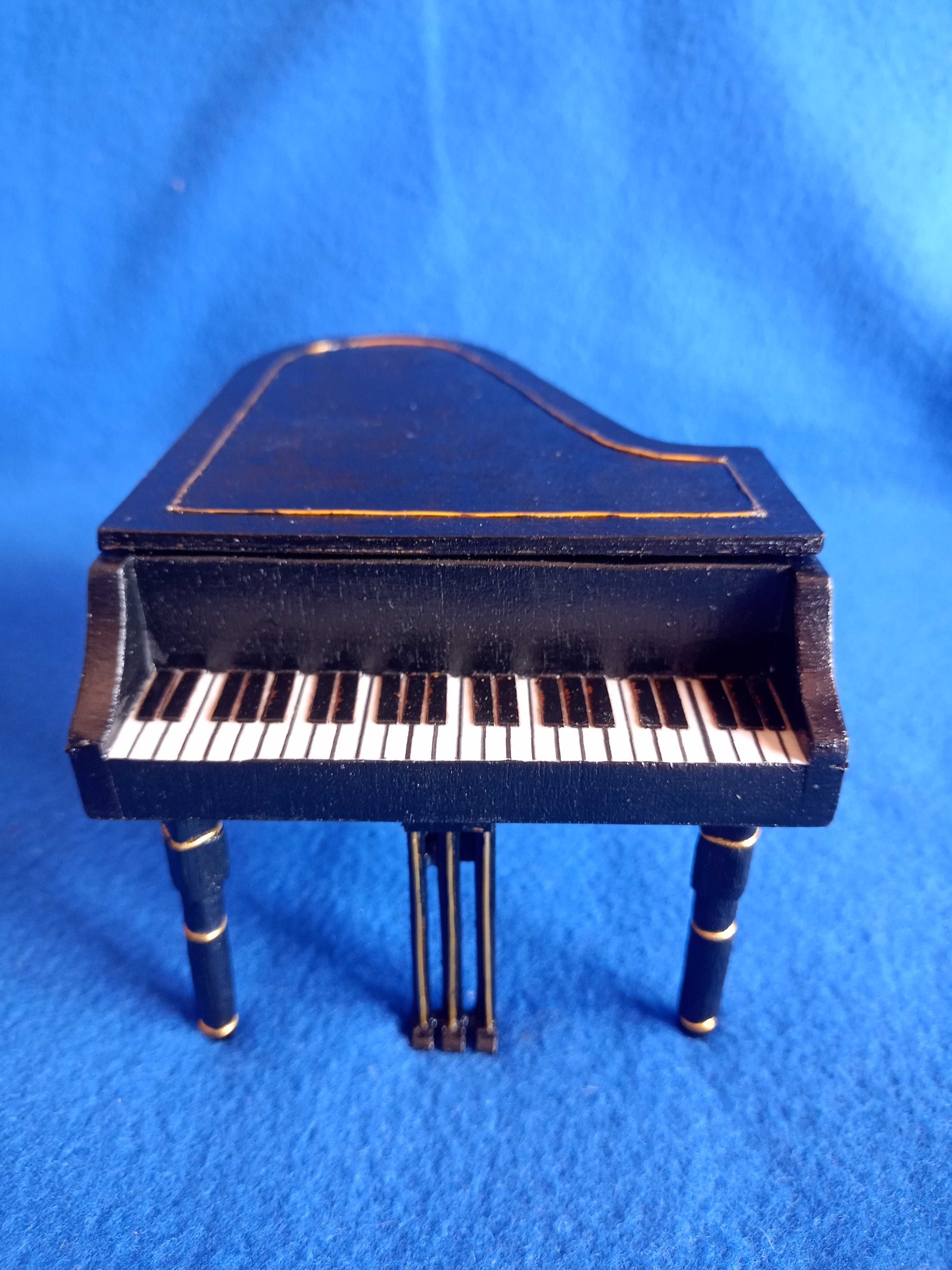 Piano em miniatura, em cartonagem e madeira, com caixinha de música.