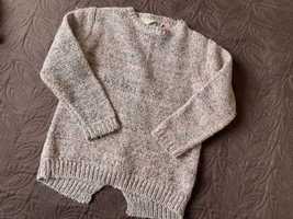 Sweterek RESERVED r.122 z błyszczącą nitką i kokardkami