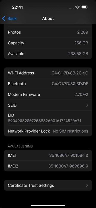 iPhone 15 pro oraz słuchawki iPods pro 2