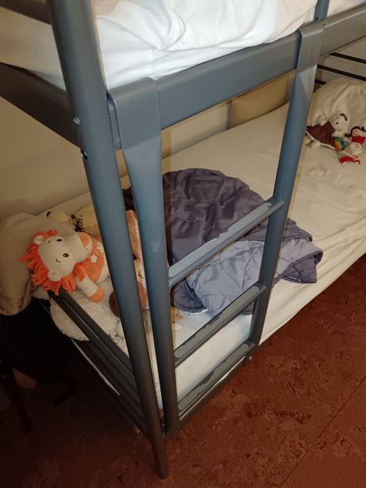 Beliche em metal Ikea com colchões