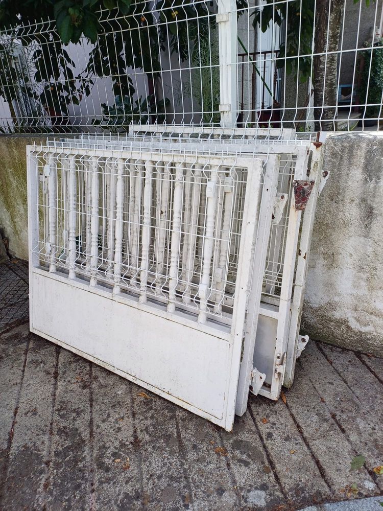 Portões exteriores de ferro
