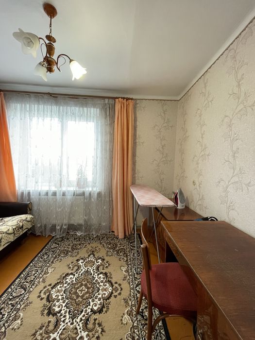 Трикімнатна , доглянута та затишна квартира(!)