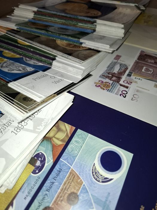 50zł. Pałac Biskupi w Krakowie 2021 oraz foldery do monet