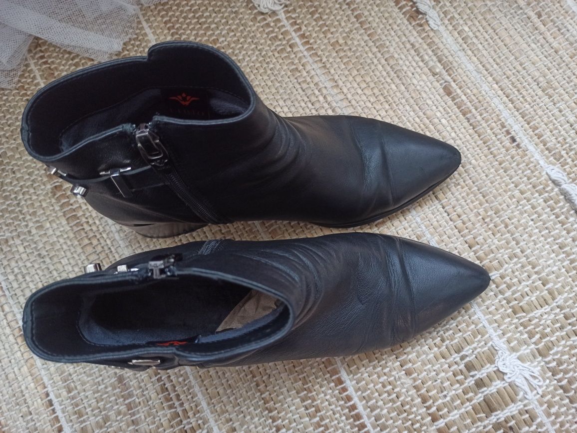 Демісезонні, чорні шкіряні черевики на замочку