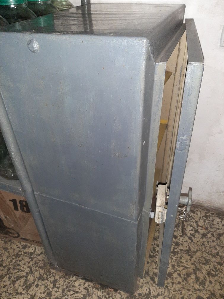 Шкаф металлический (сейф) с врезанным замком