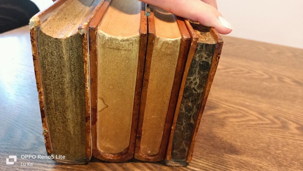 Kieliszki w ksiażce retro stare antyk