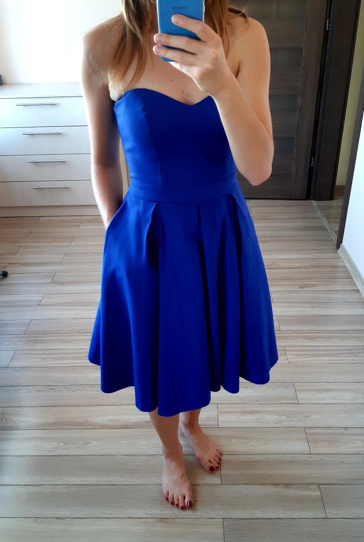 Kobaltowa sukienka bez ramiączek
