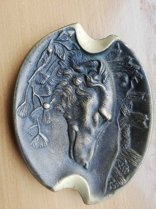 Popielniczka mosiężna z głowa psa.