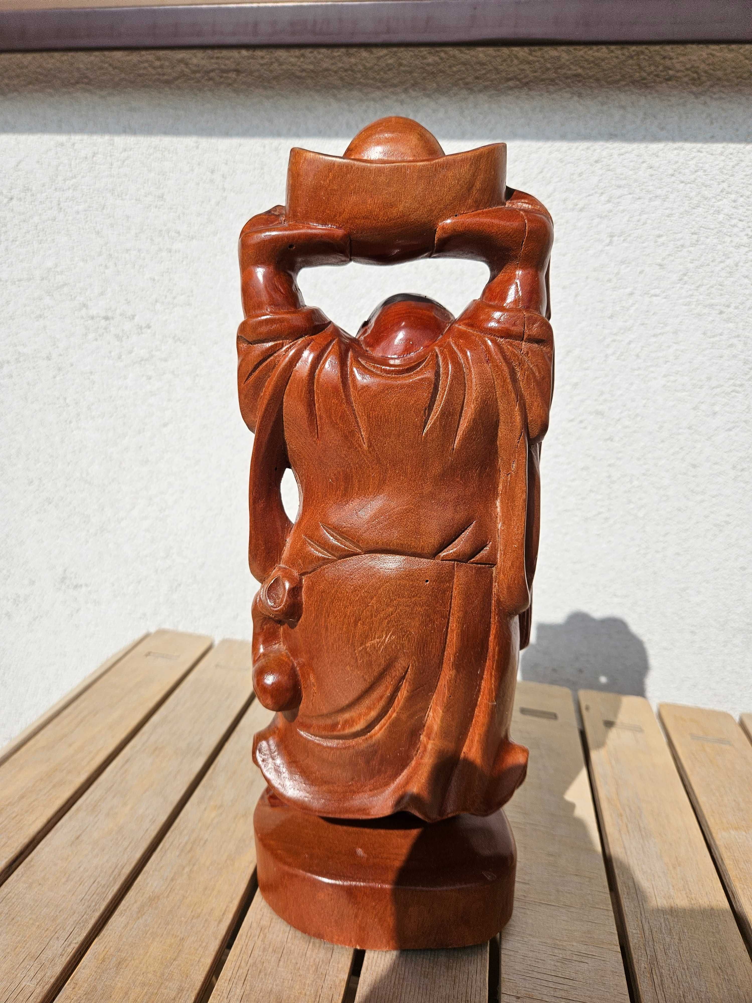 Stojący szczęśliwy budda z drewna - 34 cm wysokości