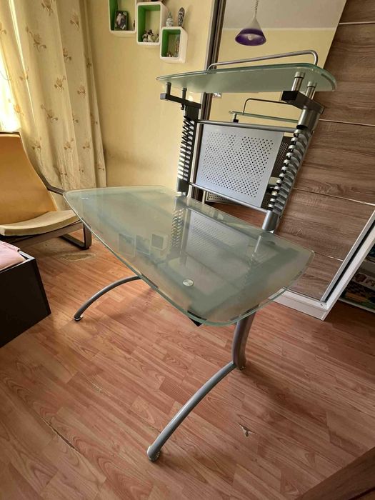 Biurko szklane z nadstawką