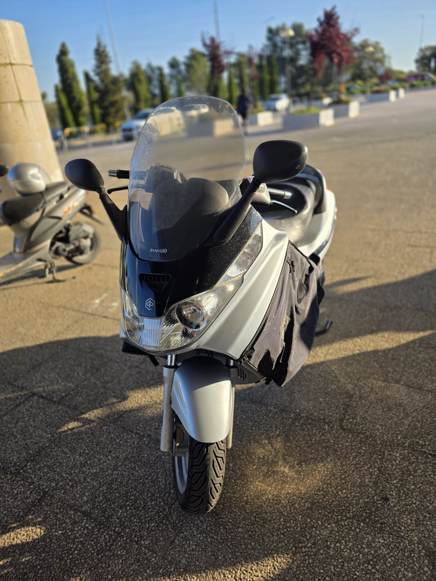 Moto Piaggio X8 200