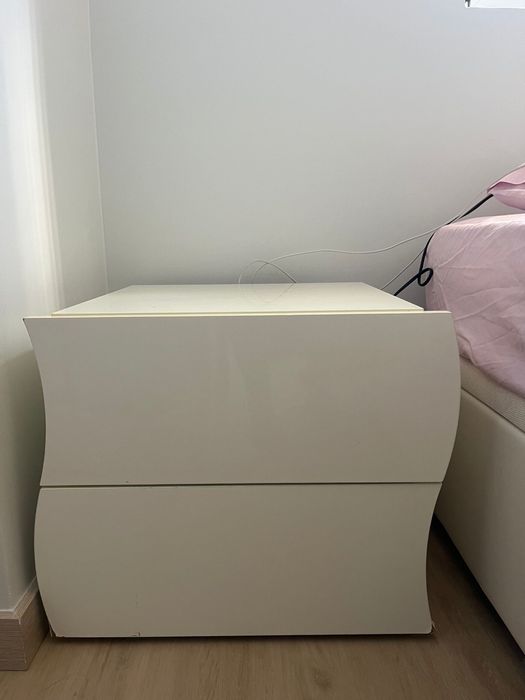 Mesa de cabeceira com duas gavetas