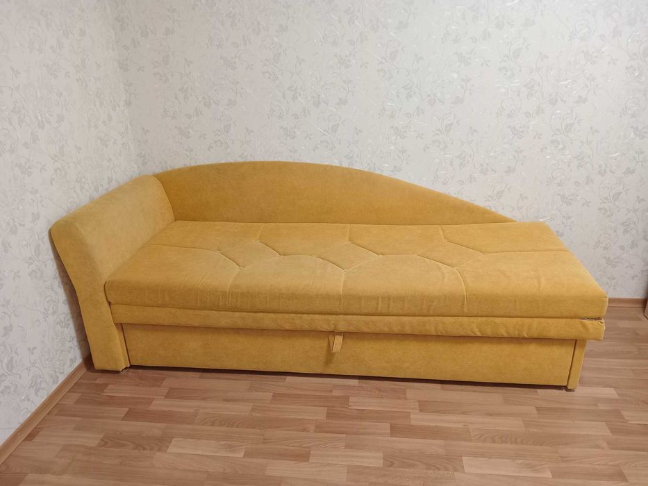 Срочно продам диван в хорошем состоянии со спальным местом