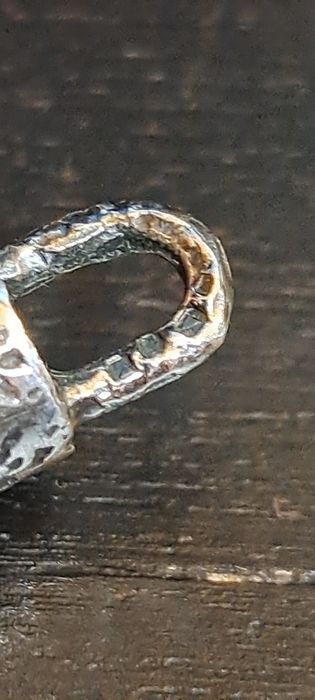 Colar fio  e pulseira em prata contrastada.