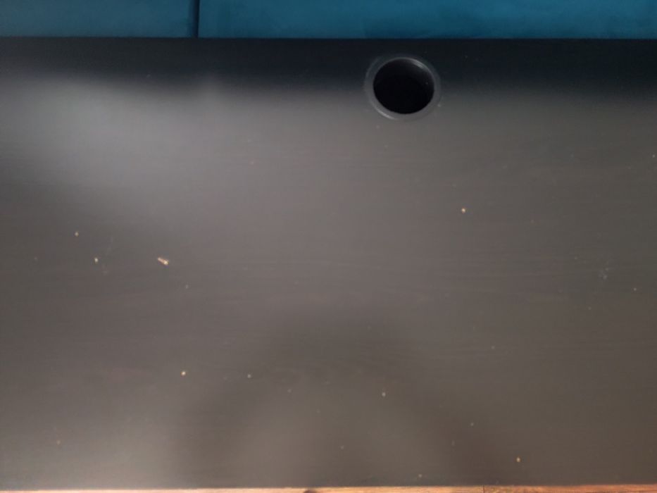 Biurko Ikea ciemnobrązowe.