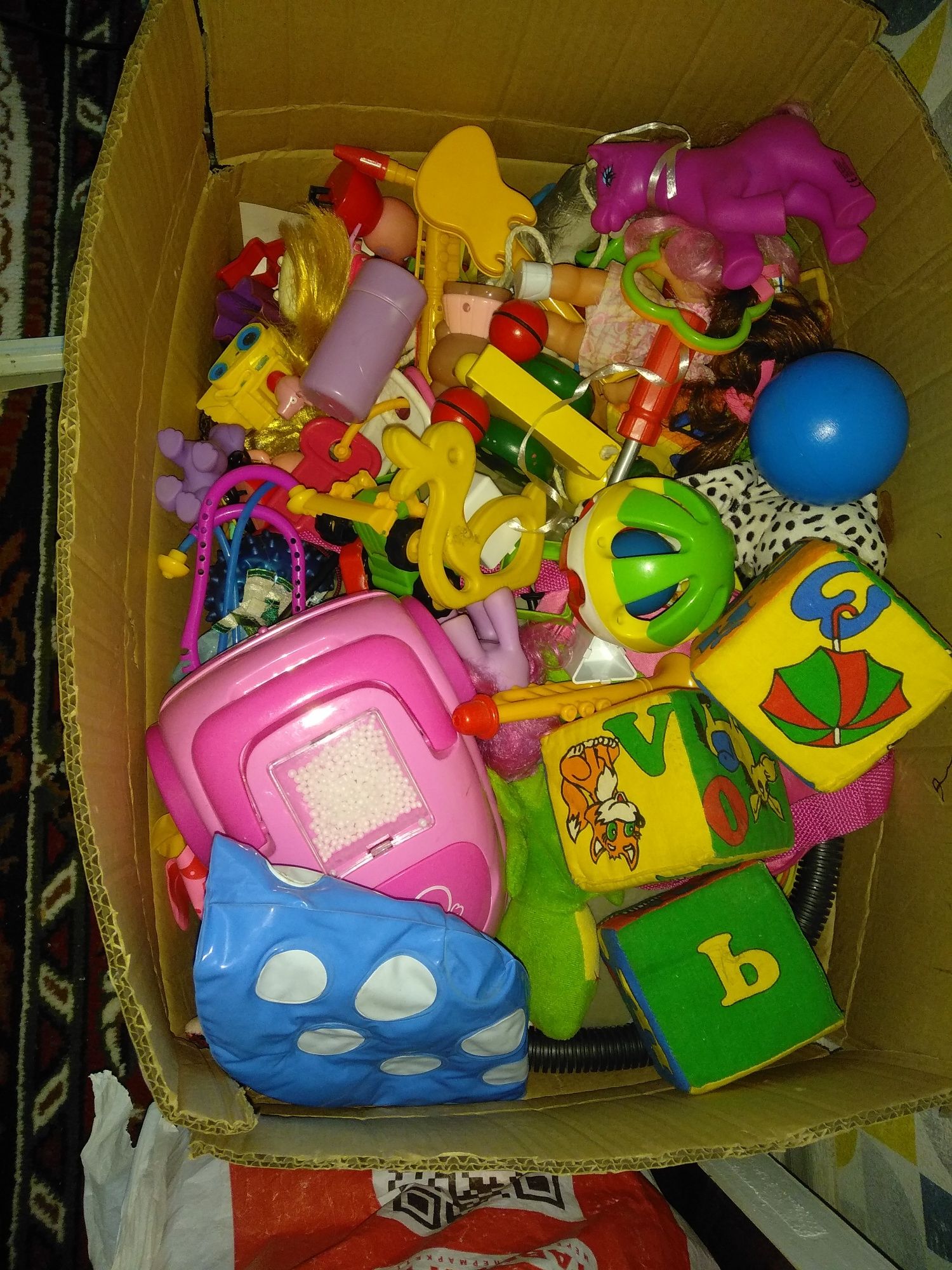 Ящик разных игрушек