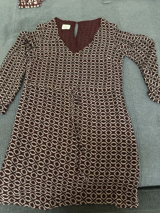 Vestido bordeaux curto, mangas transpatentes