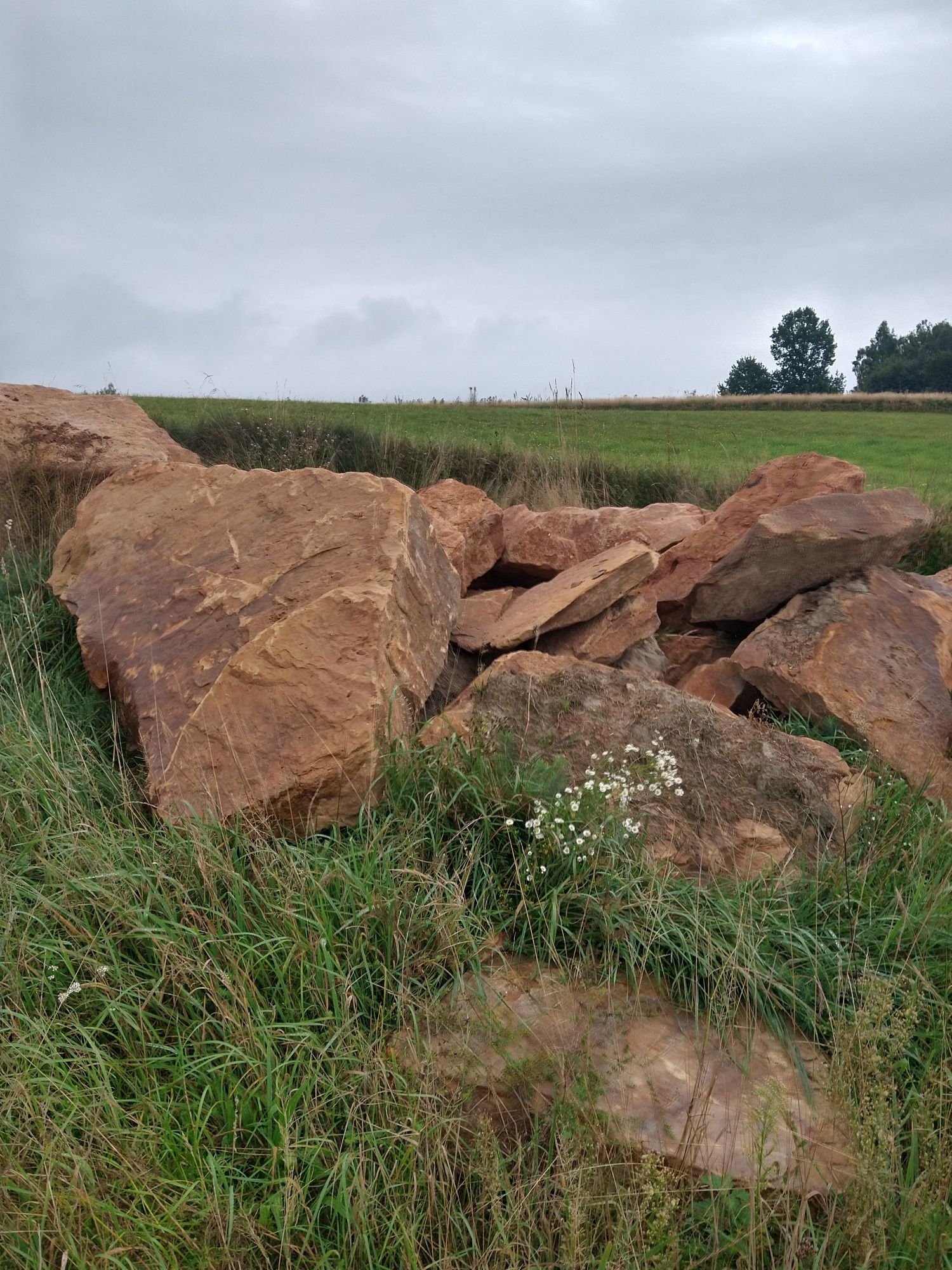 Stemple budowlane, deski szalunkowe, kamień