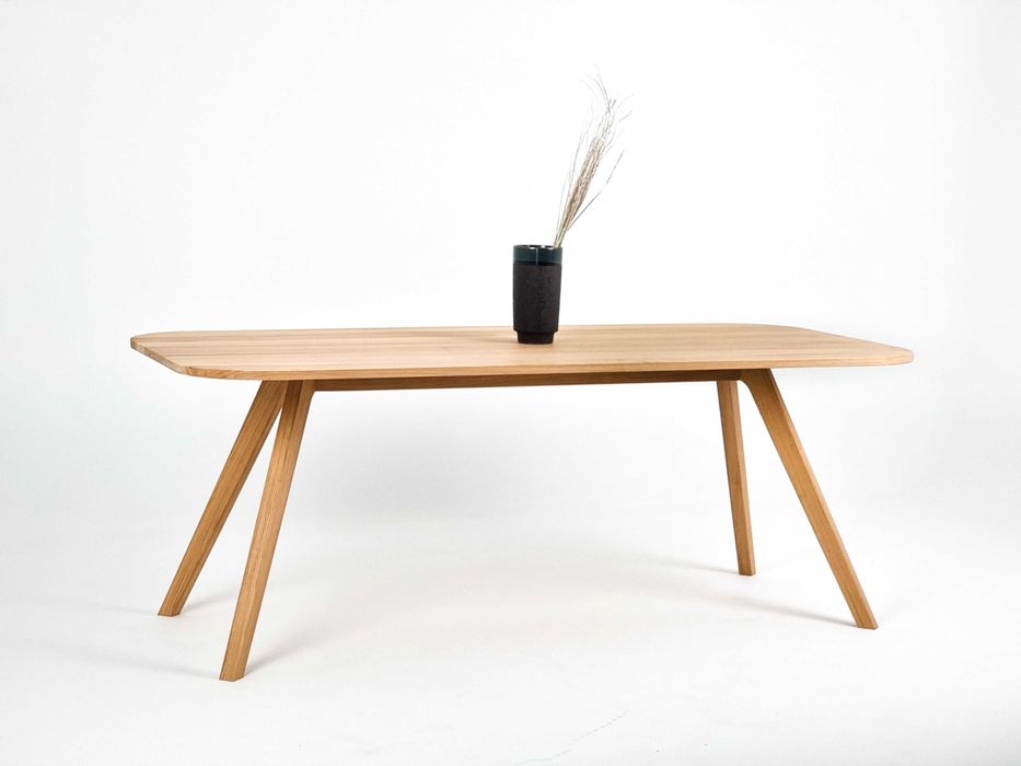 Dębowy stół SKANDYNAWSKA HARMONIA – minimalizm i piękno w Twoim domu