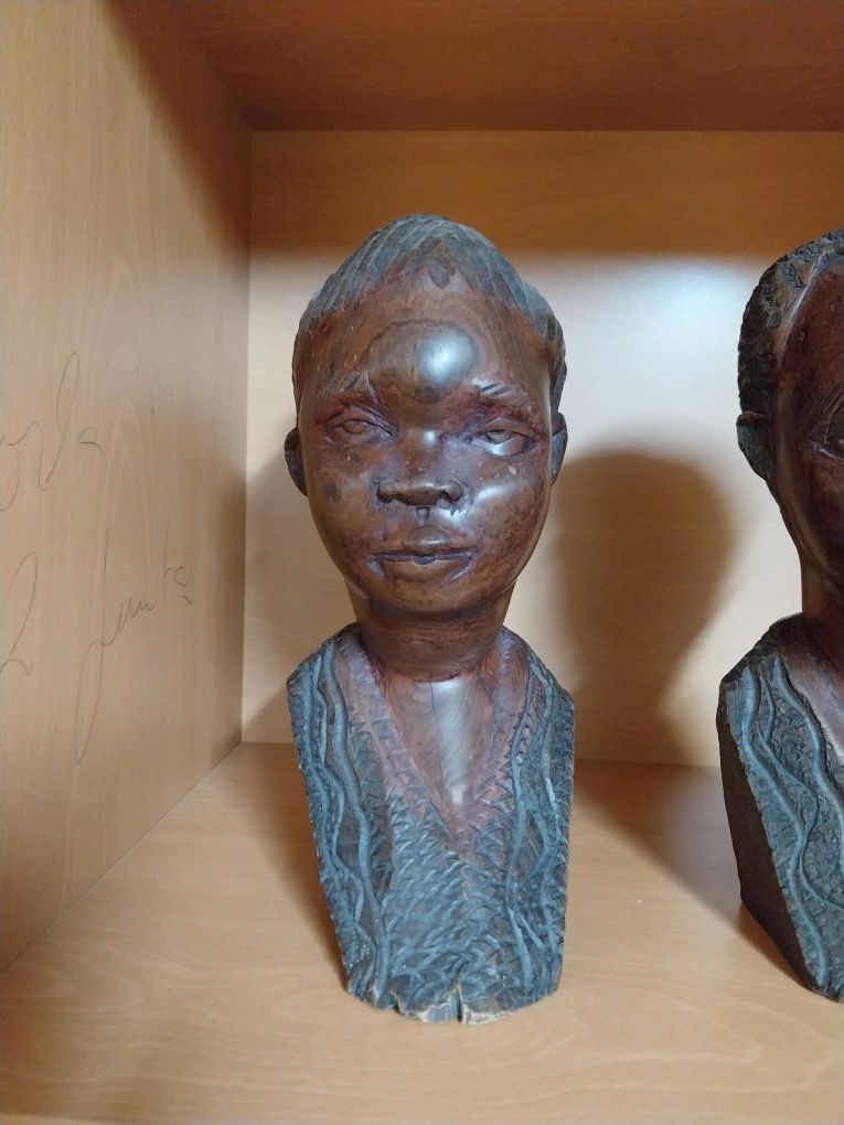 Busto de homem e mulher africana