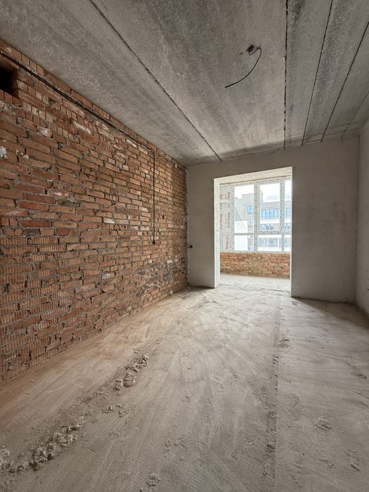 Найдешевша однокімнатна в зданому будинку з мінімальним оформленням