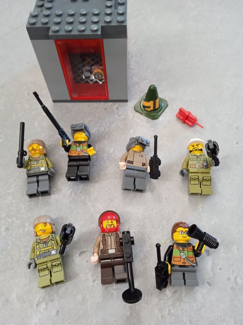 Oryginalne klocki LEGO figurki 7 sztuk plus budynek żołnierze