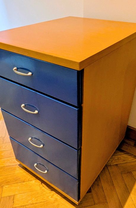 Mesinha de cabeceira com gavetas "lacadas a azul"