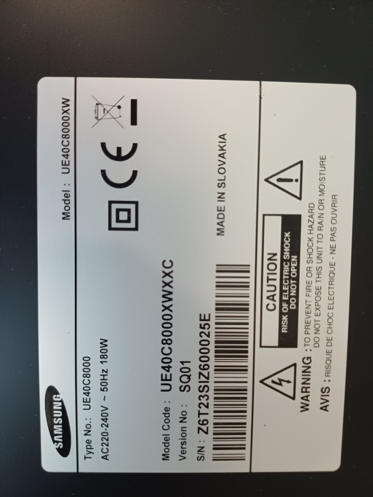 Televisão Samsung  com riscos e suporte.