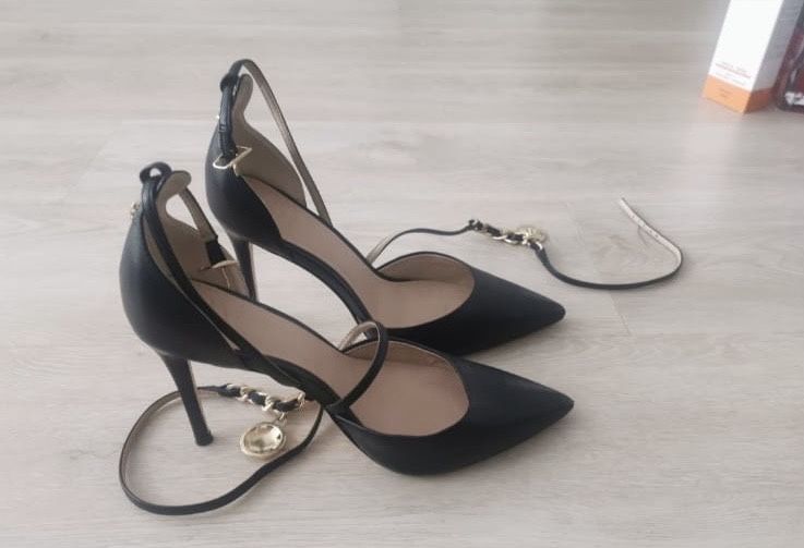 Шкіряні туфлі Guess