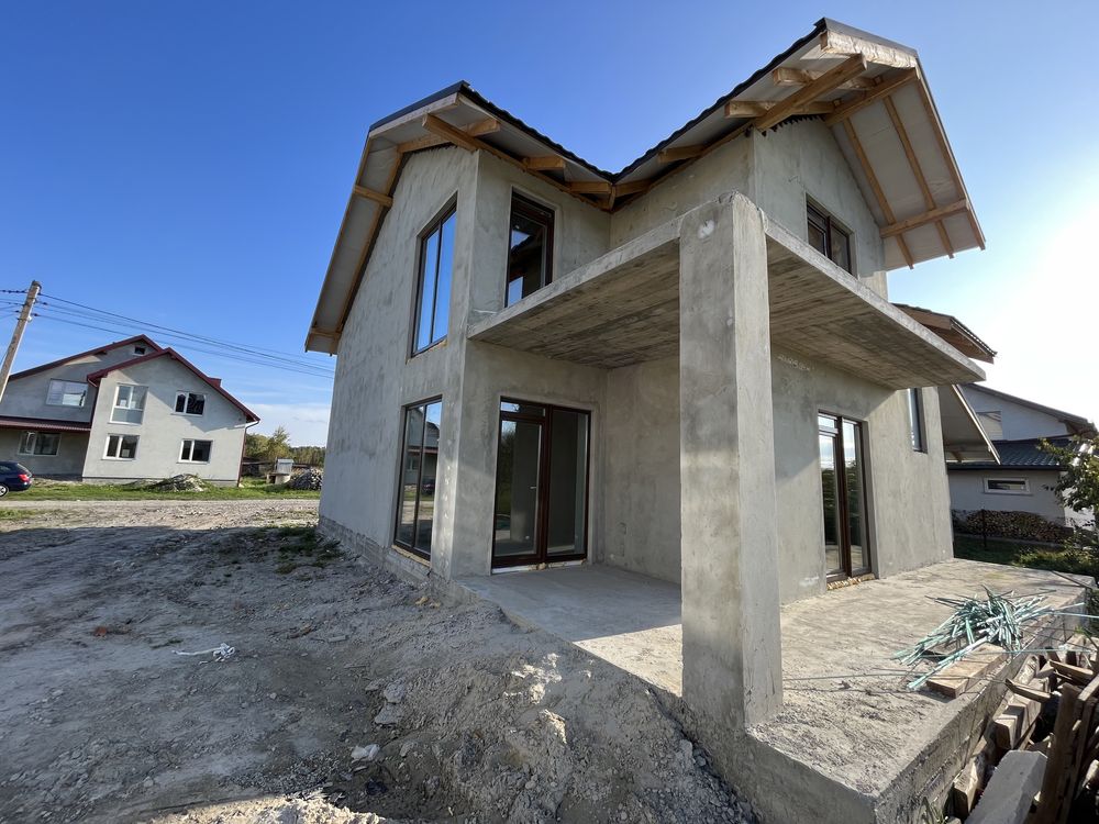 Продам сучасний особняк з терасою