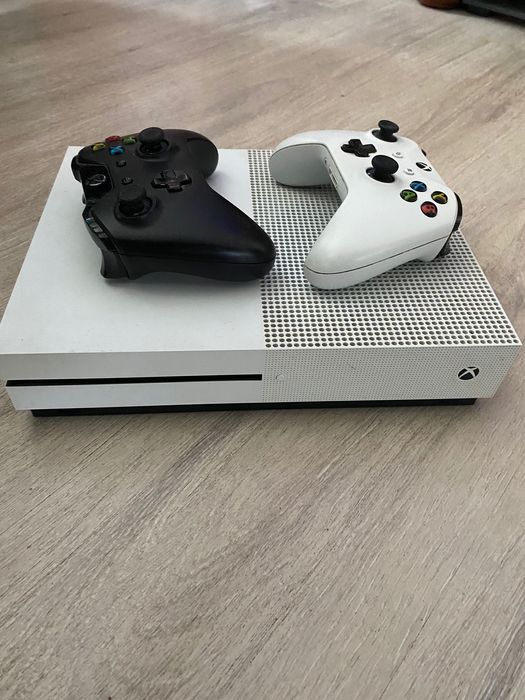 Xbox one S plus dwa pady