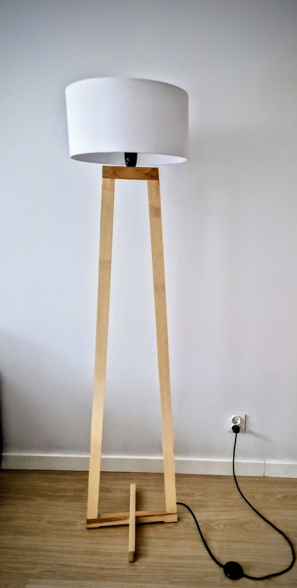 Lampa stojąca drewniana jesion podłogowa
