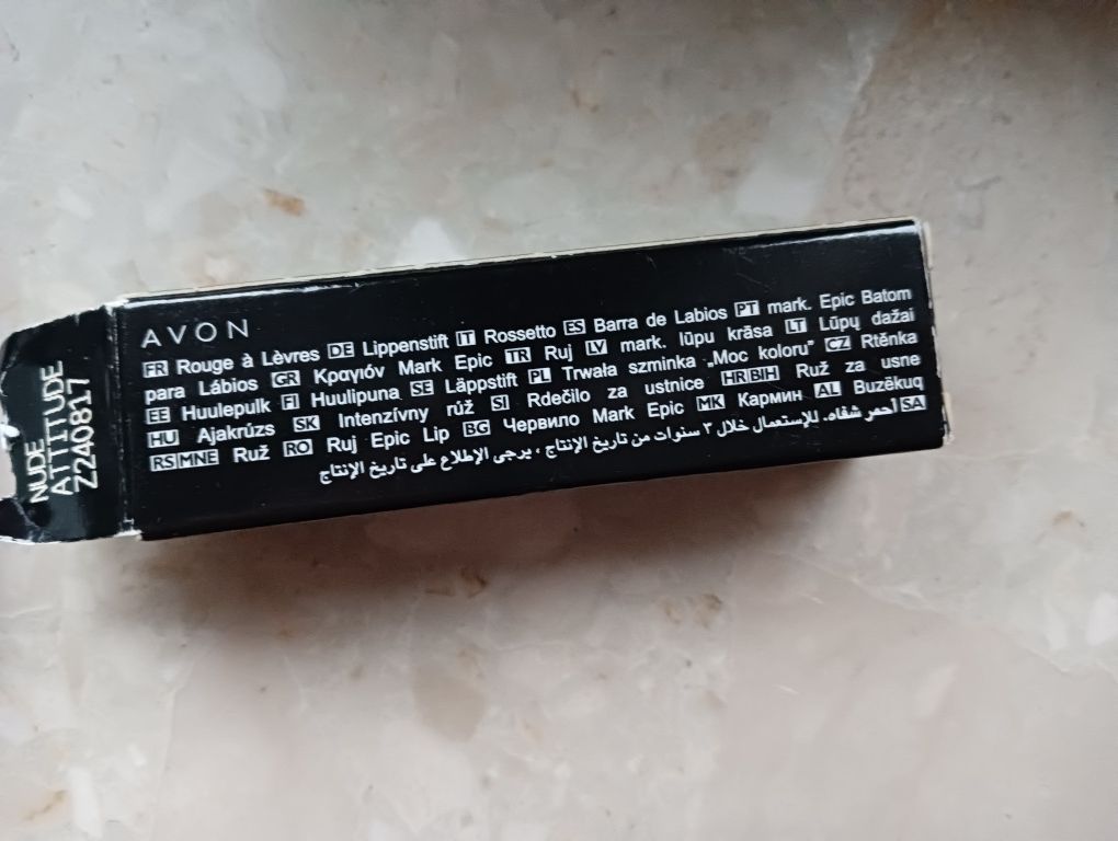 Trwała szminka "moc koloru" Avon