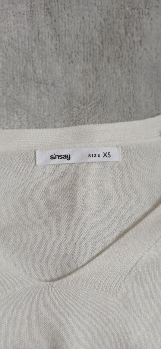 Sweter w serek biały Sinsay