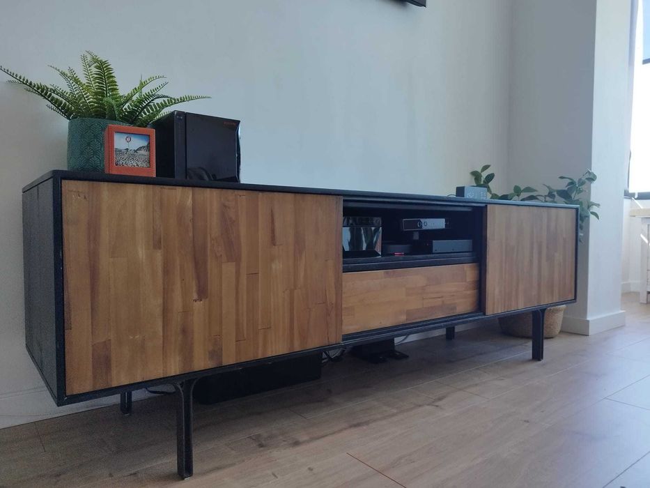 Móvel de sala em madeira maciça