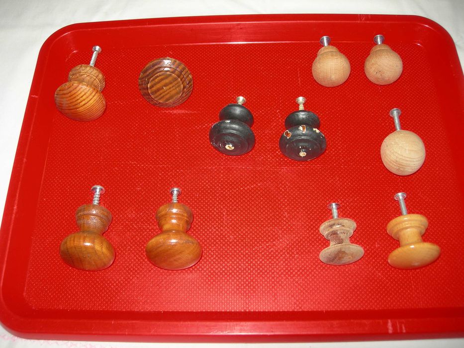 Puxadores de madeira.